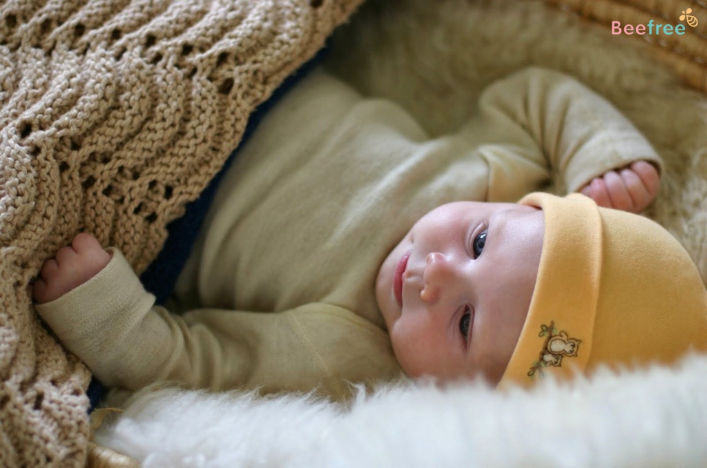 Trẻ sơ sinh làm gì trong một giờ đầu tiên sau khi chào đời? | Vinmec
